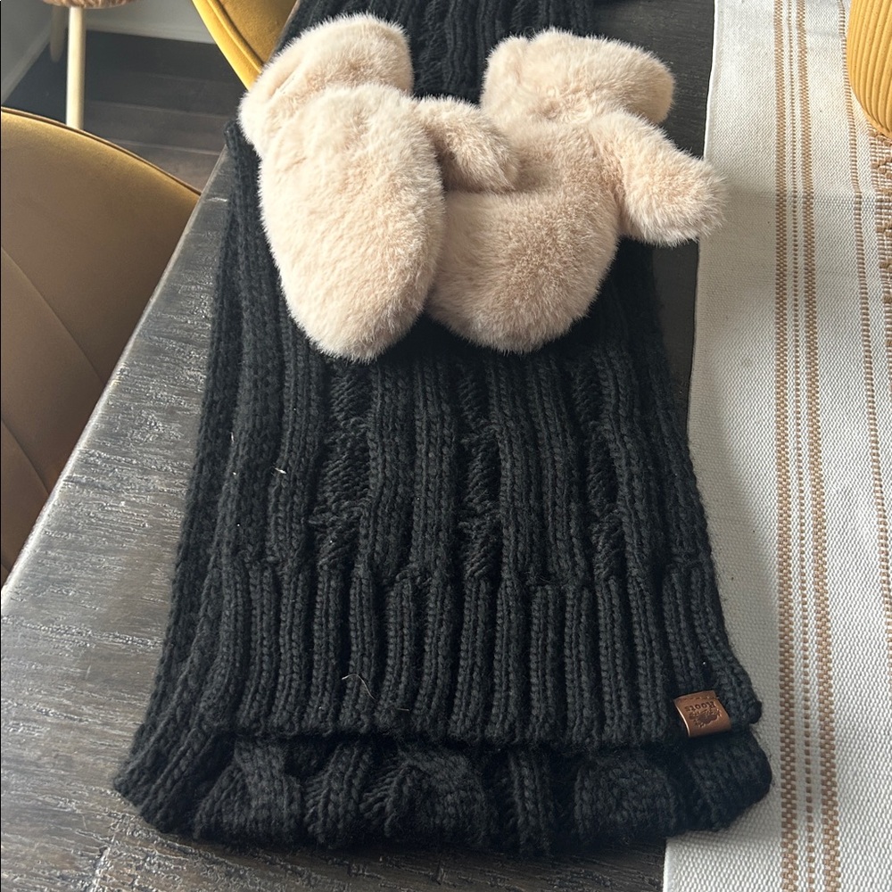 Roots Charcoal Cable Knit Scarf